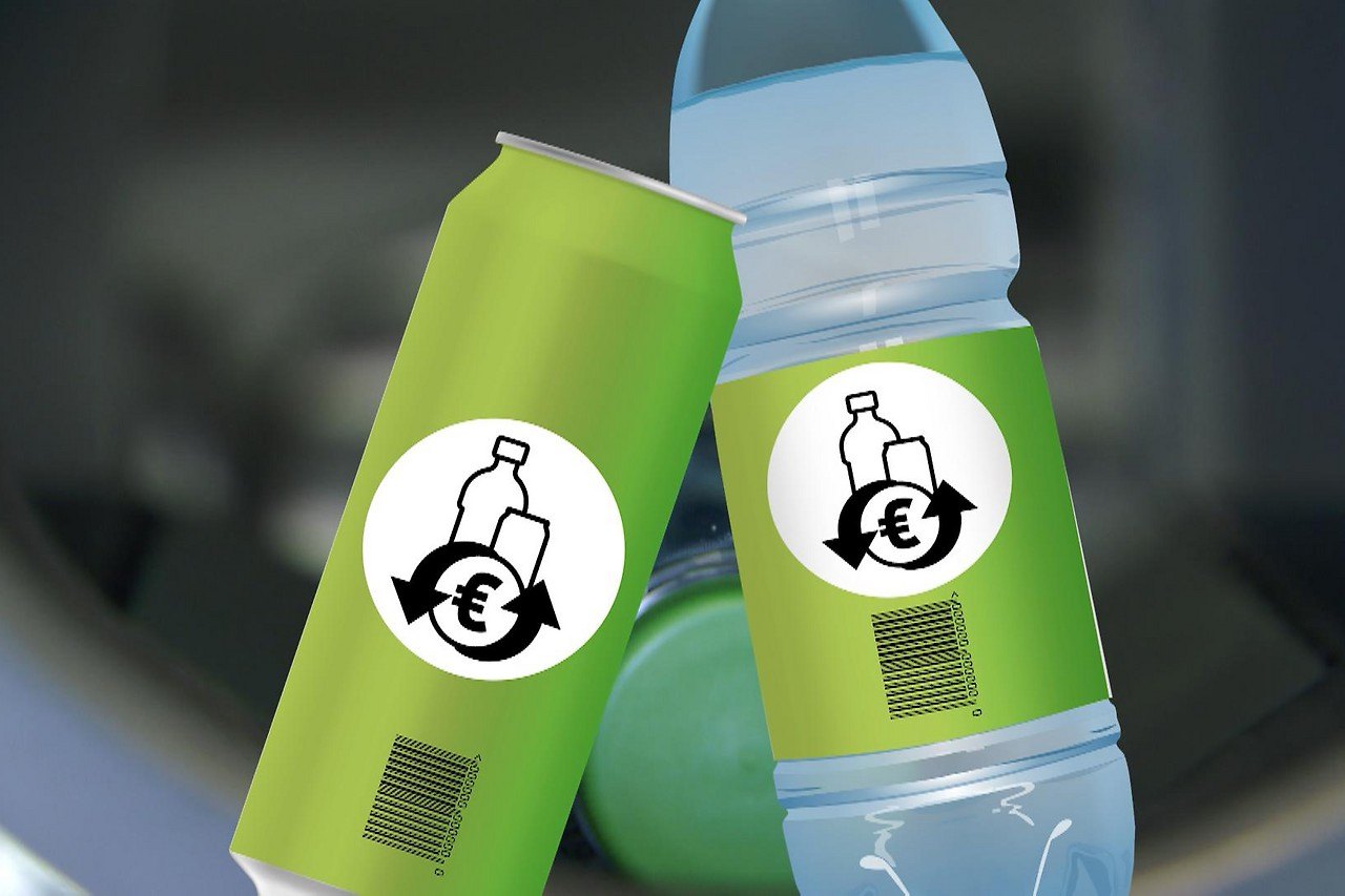 Dose und PET-Flasche mit dem österreichischen Einwegpfand-Symbol und Strichcode auf dem Etikett